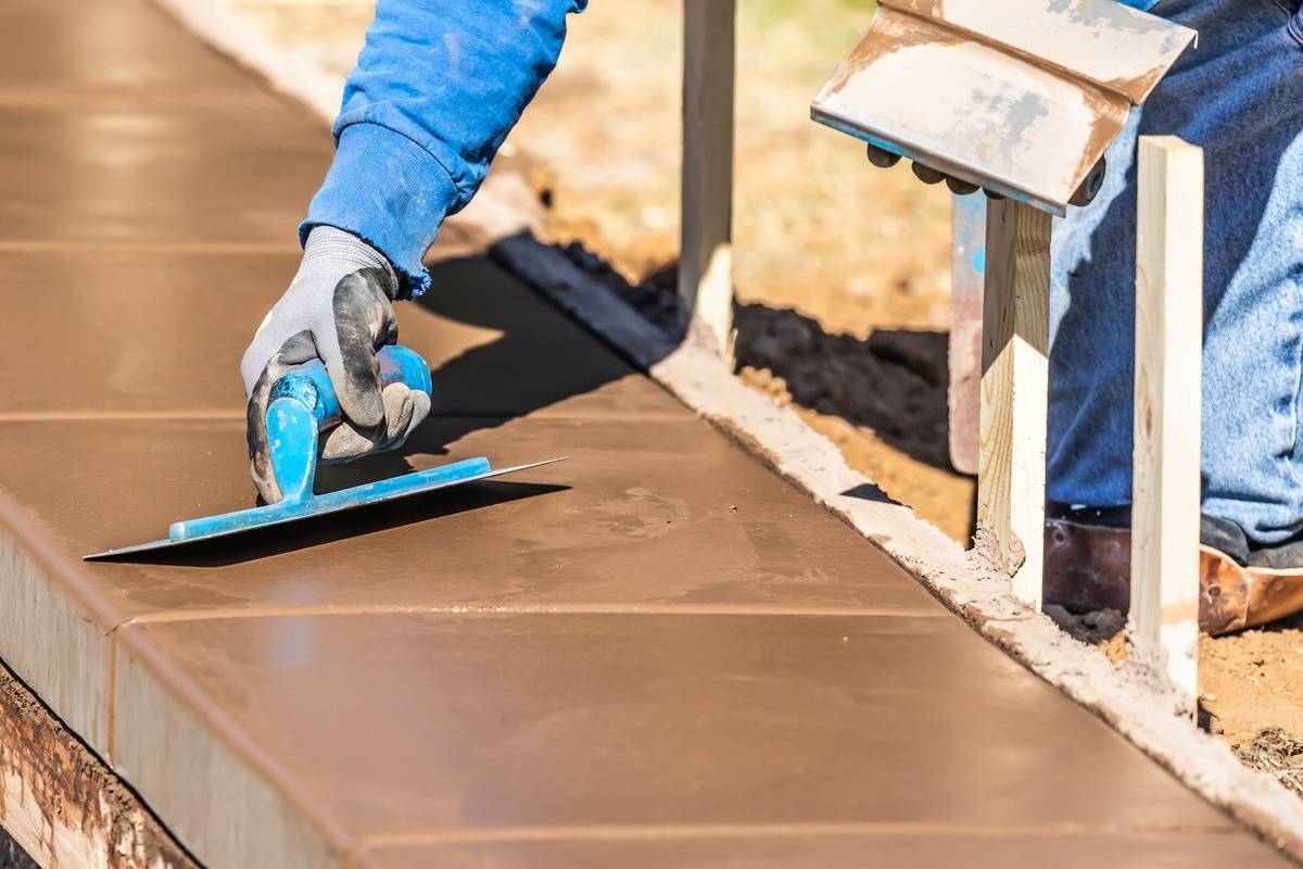 Concrete Contractors Tulsa [site_target_state_short] 34082018 Construction Worker Using Trowel On Wet Cement Forming Coping Ar